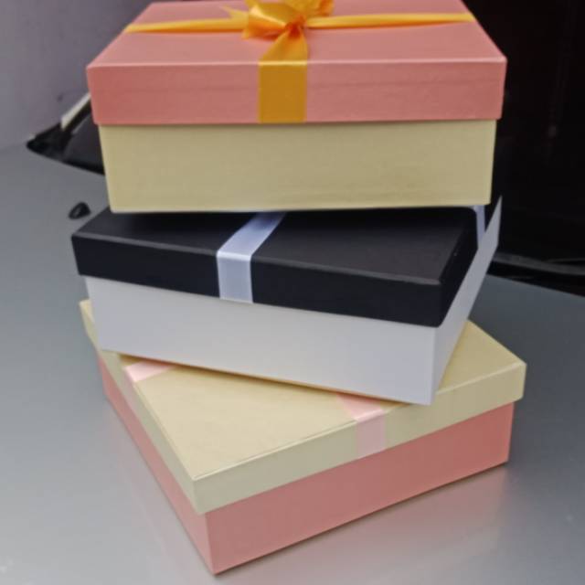 

Kotak kado berkwalitas 22x22x8cm