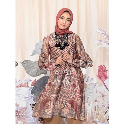 Celebes Tunic in Royal Nest - Wearing Klamby - XS