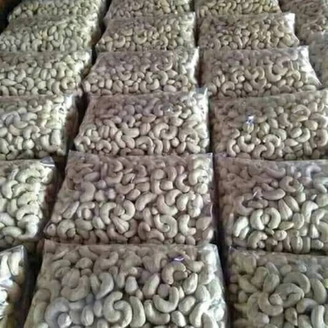 

Kacang mete mentah utuh kemasan 500 gr