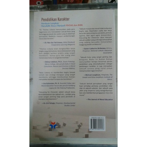 PENDIDIKAN KARAKTER Panduan Lengkap Mendidik siswa Menjadi PINTAR dan BAIK THOMAS LICKONA