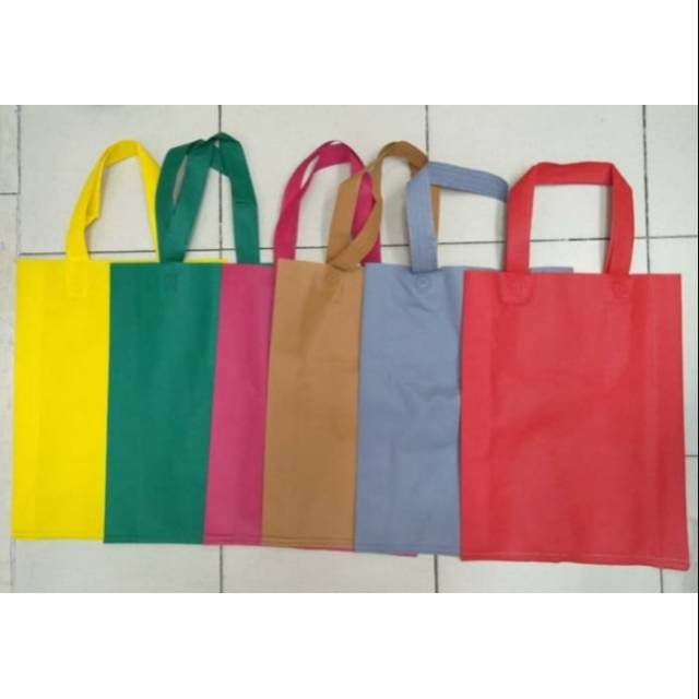 

Tas kain spunbond ukuran 30x40 / goodiebag polos / spunbon