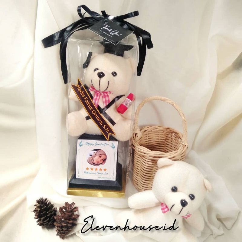 Piala Boneka Wisuda Teddy Bear + Slempang Nama + Topi Wisuda + Foto Kelulusan– Kado Graduation dalam