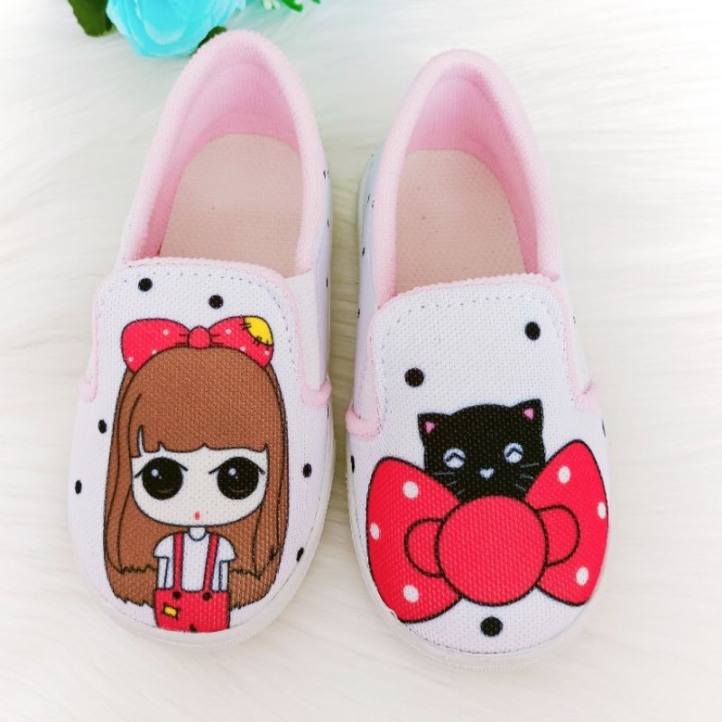 Sepatu Slip On Anak Perempuan Putih Motif Kucing Pita