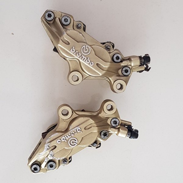 kaliper brembo depan kiri kanan sepasang 4 piston model 2 pin Honda CB 400 cc original