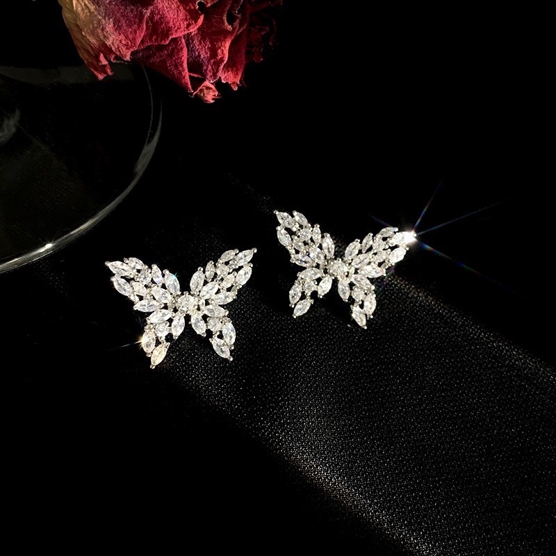 Anting Stud Bentuk Sayap Kupu-Kupu Aksen Berlian Model Hollow Out
