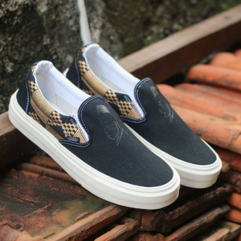 Sepatu vans Slip On / Slide Michael February,ukuran 36-43. Grade Ori. Gratis Box