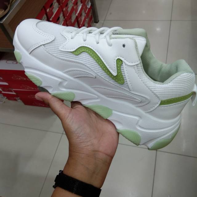 Sepatu sneakers merk Genny