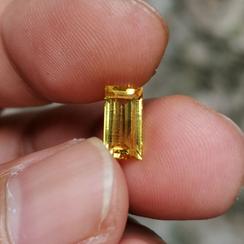 Hq Item Natural Yellow Sapphire vivid