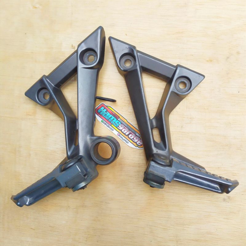 FOOTSTEP BELAKANG NINJA 250 FI ORI POSTEP KAWASAKI NINJA 250FI 4 TAK ORIGINAL FOOT STEP PINJAKAN KAK