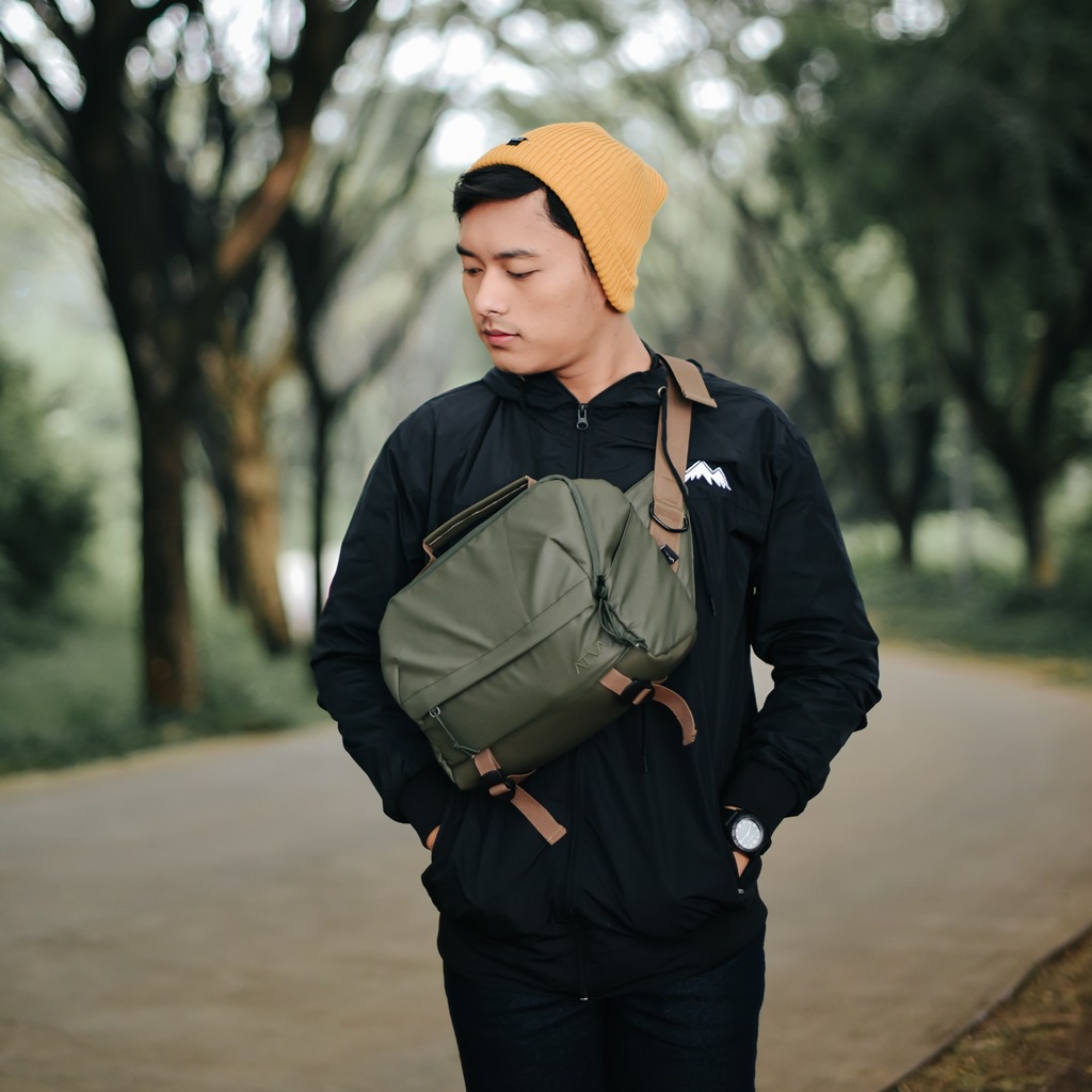 ZOOM OLIVE GREEN ORIGINAL x ATVA Tas Kamera Selempang Hijau Pria Wanita Unisex Slingbag Lensa DSLR Mirrorless Sling Bag Camera Multifungsi Casual Camera Shoulder Bag Premium Waterproof Shoulderbag Tas Kamera Slempang Bahu Anti Air Keren Terbaru Kekinian