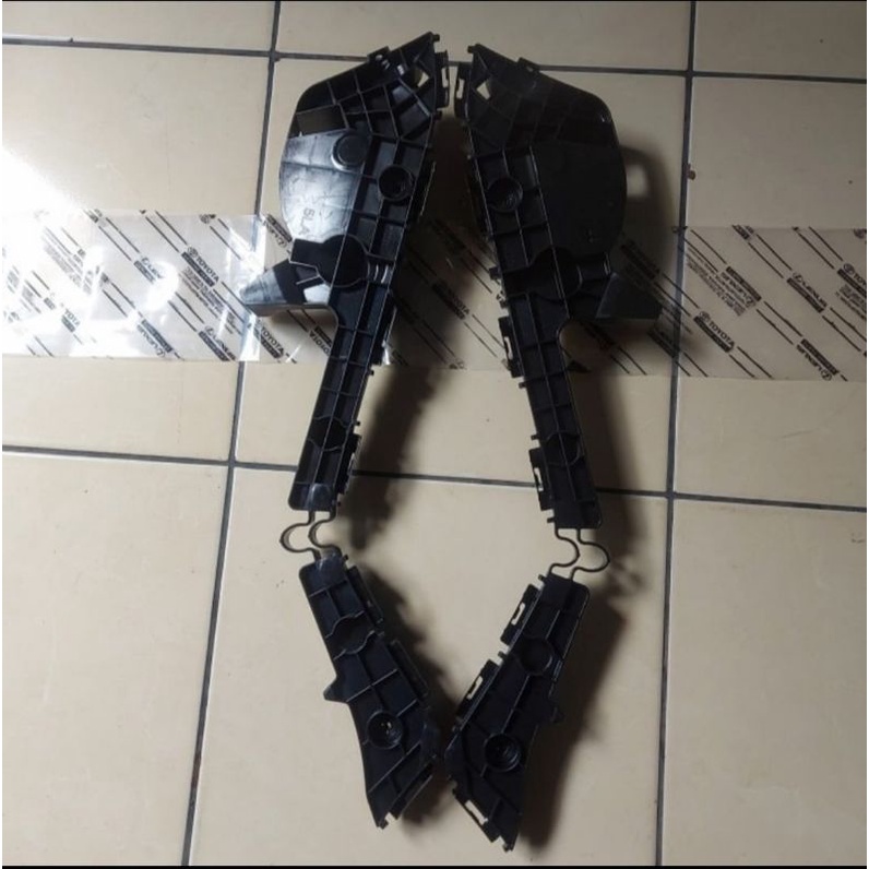 breket bemper blakang yaris TRD original hrg satuan /per pcs