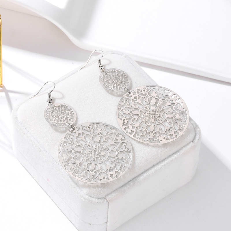 Hot selling European and American fashion earrings, retro hollow disc frosted earrings, palace folk style carved earrings