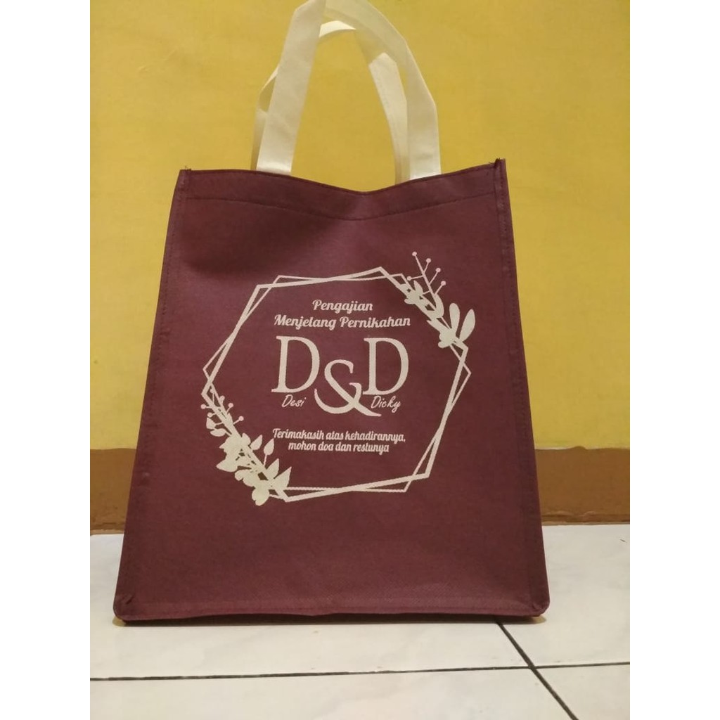 

Tas Kotak Nasi | Tas Tasyakuran | Tas Souvenir | Tas Bingkisan | Bahan Spunbond | 22x22x30