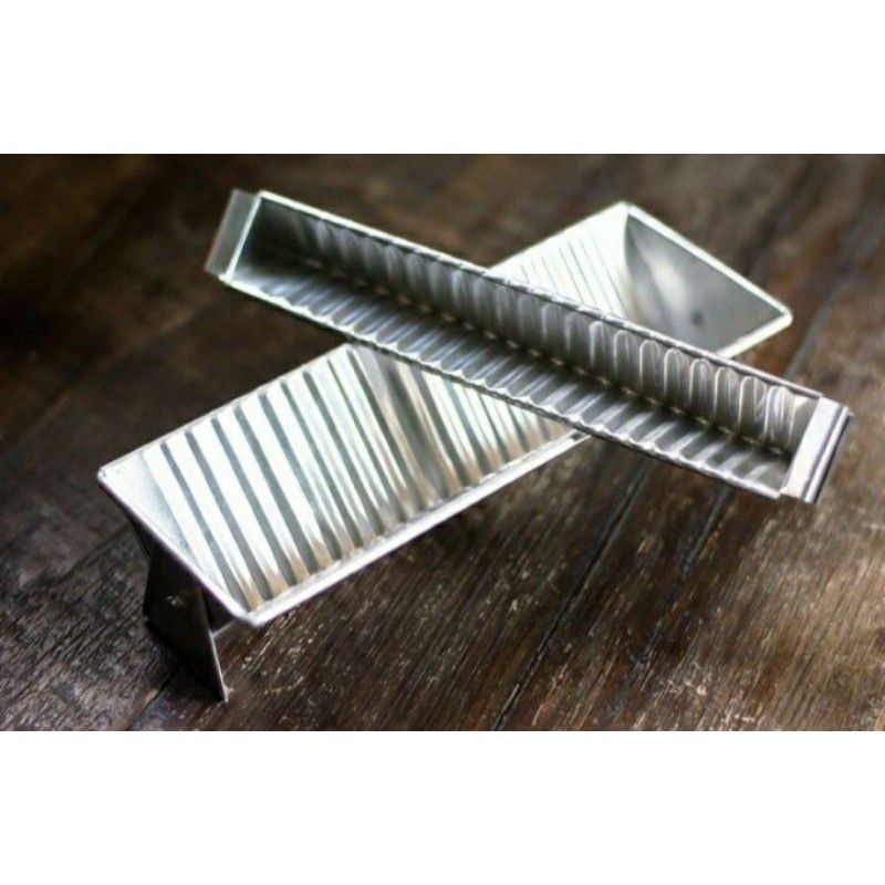 Loyang bolu atau puding semangka segitiga