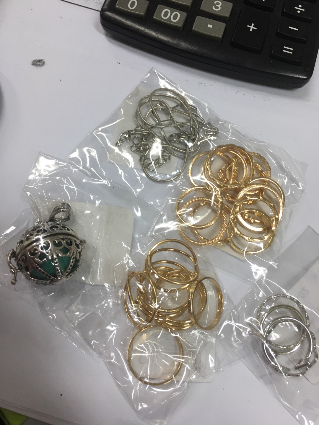 Kalung Diffuser Minyak Esensial Wangi Hollow Warna Silver Untuk Wanita