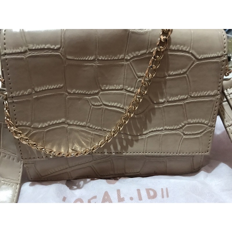 PRELOVED slingbag Local.id