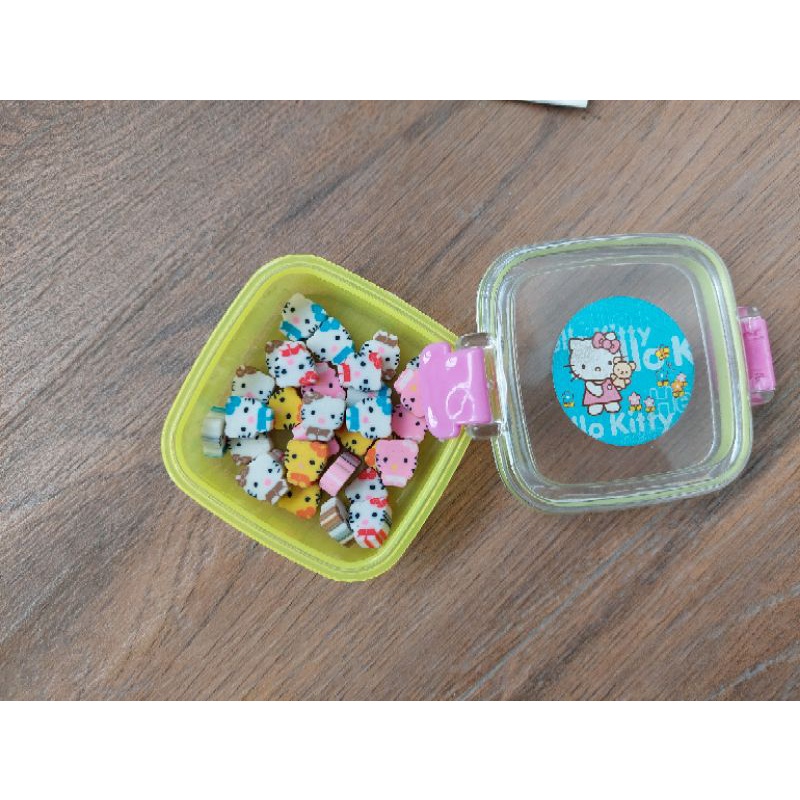 

penghapus hello kitty kecil2 include kotaknya. cute eraser