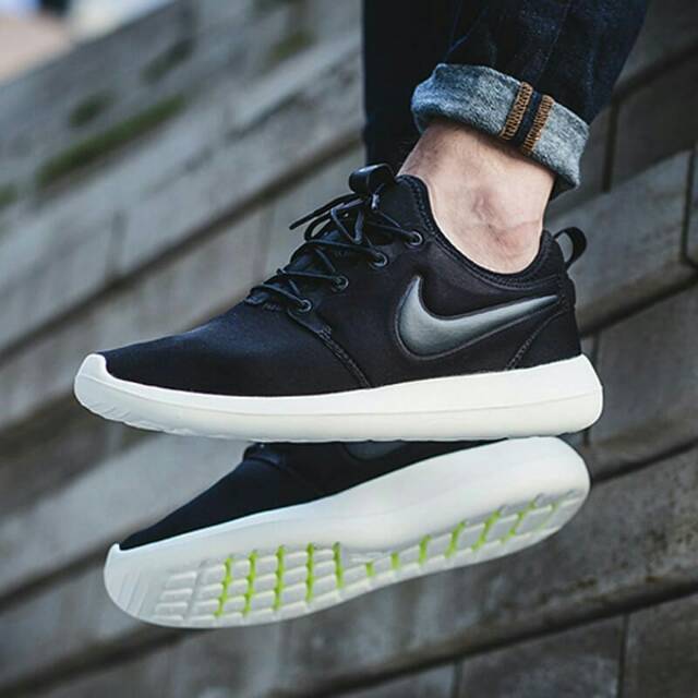 nike roshe two black white