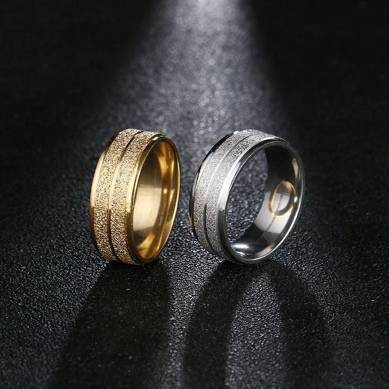 Cincin pasir bergaris titanium pria wanita silver dan gold