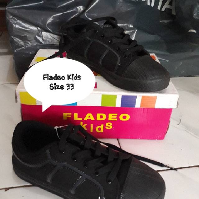 Sepatu anak sekolah Fladeo