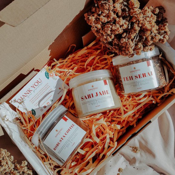 

Hampers / Gift Box / Kado - Robusta Coffee, Sari Jahe, Teh Serai (3 Item)