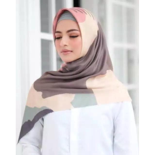 HIJAB SEGI EMPAT MOTIF PASTEL PINK SCARF KARIMAKE
