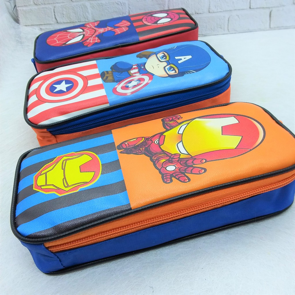 

KOTAK PENSIL BAHAN KAIN TEMPAT PENSIL RESLETING MOTIF IRONMAN SPIDERMAN CAPTAIN AMERICA