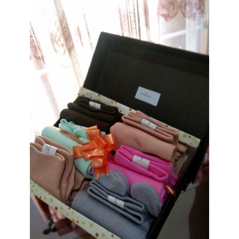 

Ruangnya.kin / Gift Box + Card