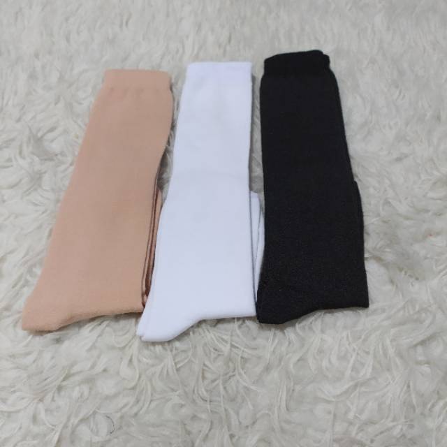 Kaos kaki  panjang sampai bawah lutut