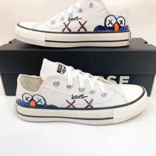 SEPATU CONVERSE PUTIH x KAWS TERMURAH
