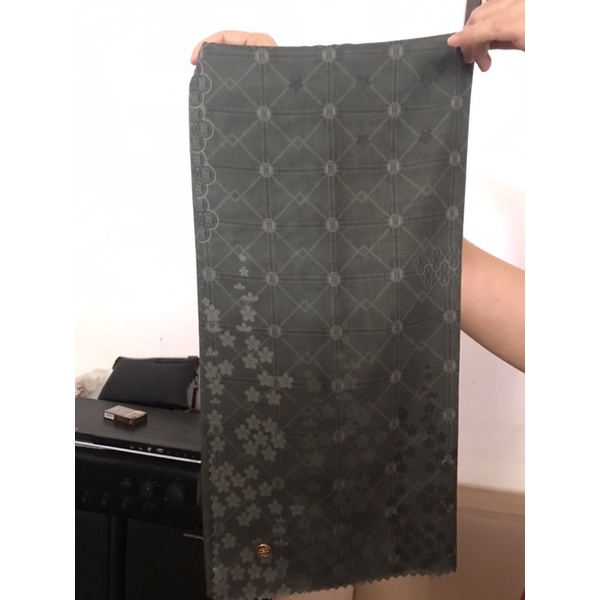 PESANAN ATAS NAMA DEWITA jilbab motif preloved rahina + include dus box kotak jilbabnya