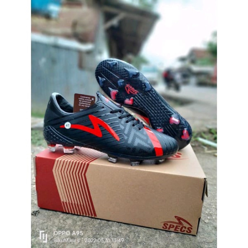 Sepatu bola Spech