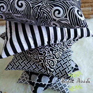 Sarung Bantal  Batik Sofa uk 40x40 cm Black  and White  