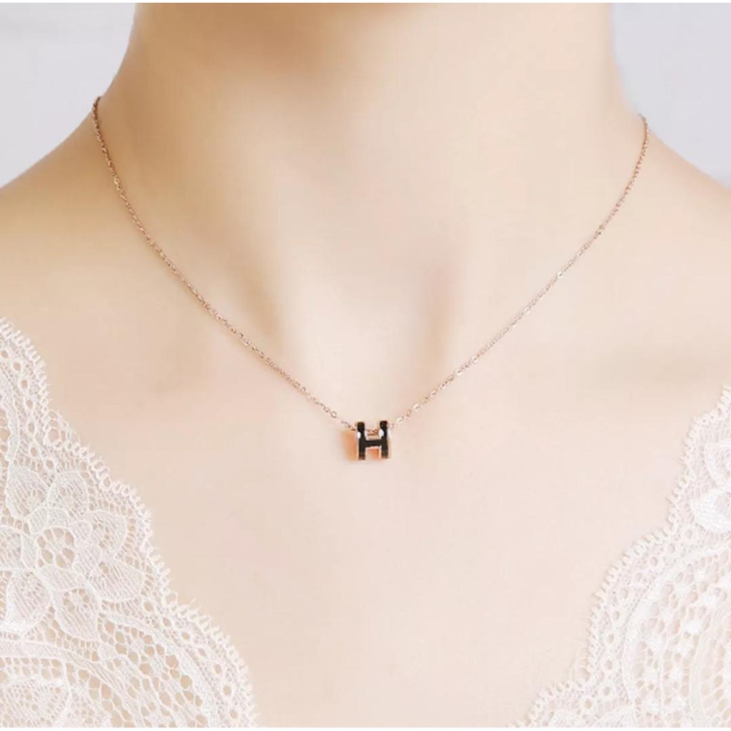 Kalung Titanium Huruf Latin Anti Luntur Layak Emas Asli Inisial A-Z / Kalung Motif Huruf Sedang