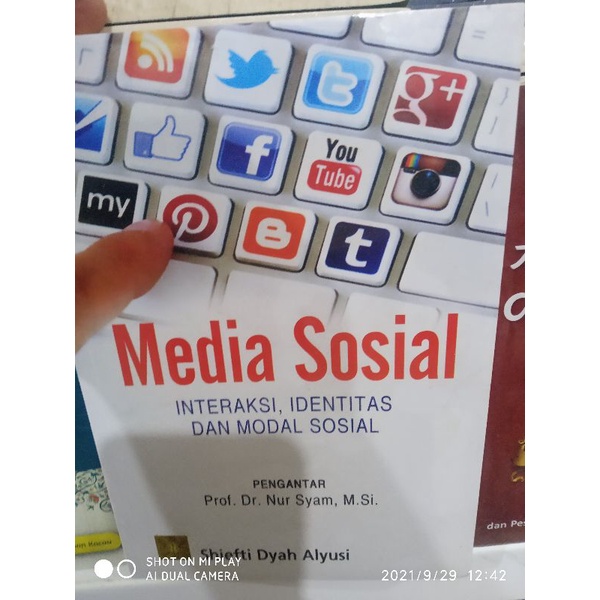 Jual Buku Media Sosial Interaksi Identitas Dan Modal Sosial | Shopee ...