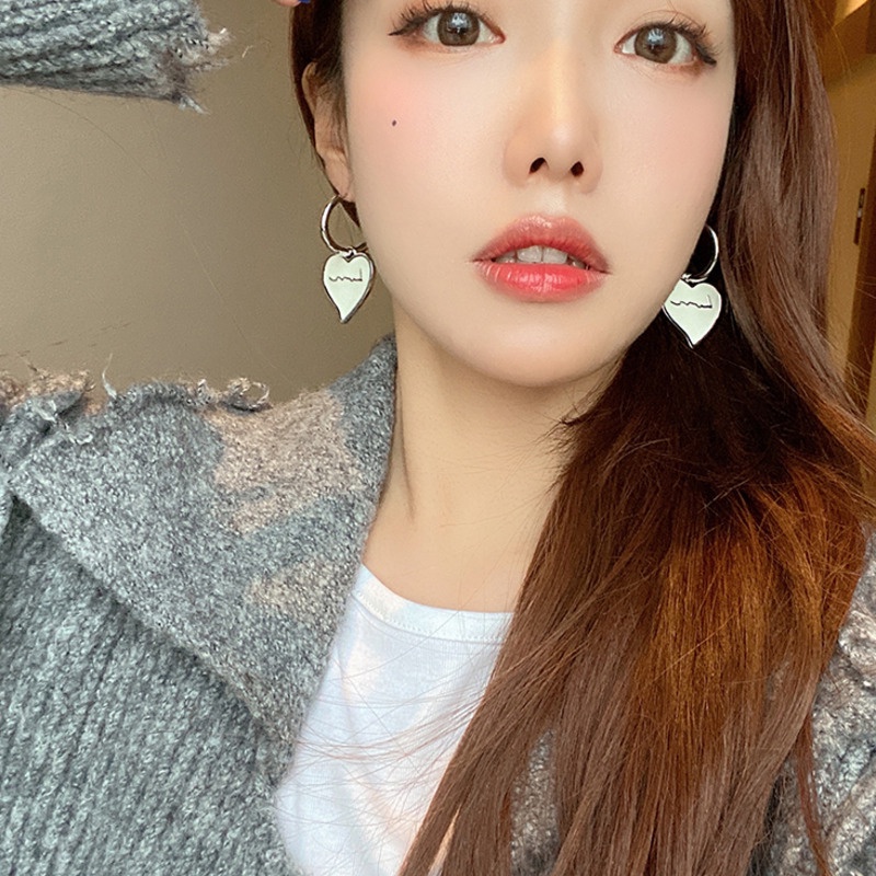 Anting Bentuk Hati Bahan Metal Gaya Vintage Korea