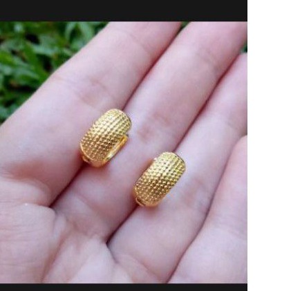 Anting jepit ukir titanium gold 18k
