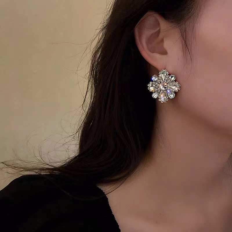 Anting Tusuk Desain Bunga Hias Berlian Gaya Trendy / Simple Untuk Wanita