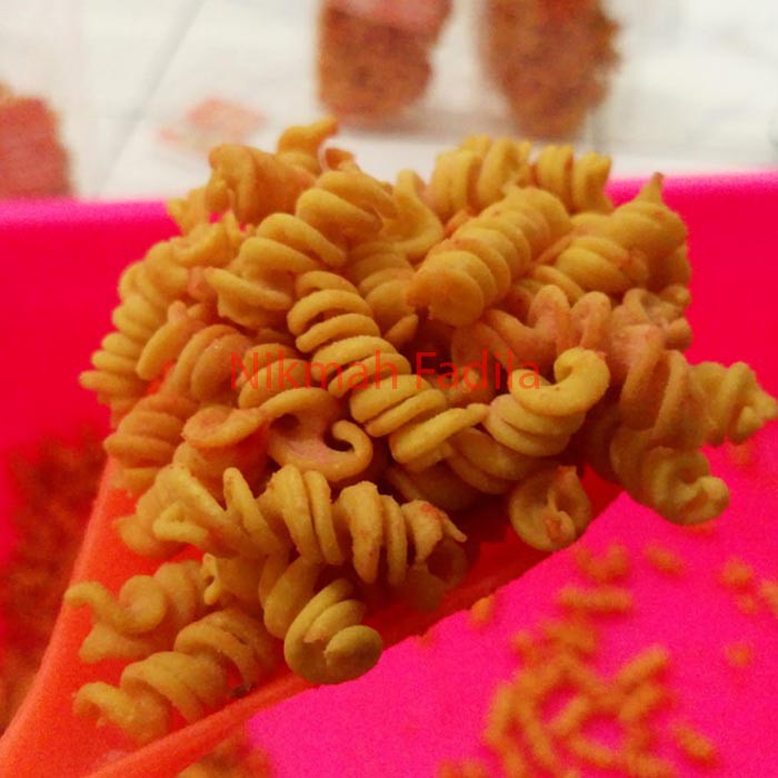 

250 gram > Makaroni Ulir / Makroni Spiral / Macaroni Kriting Enak Gurih Renyah Kriuk Banyak Rasa