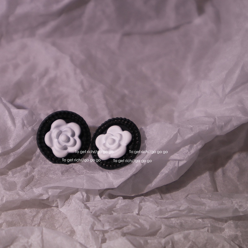 S925 Silver Plated Black Flower Earrings Biscuits Shape Ear Studs for Lovely Girls