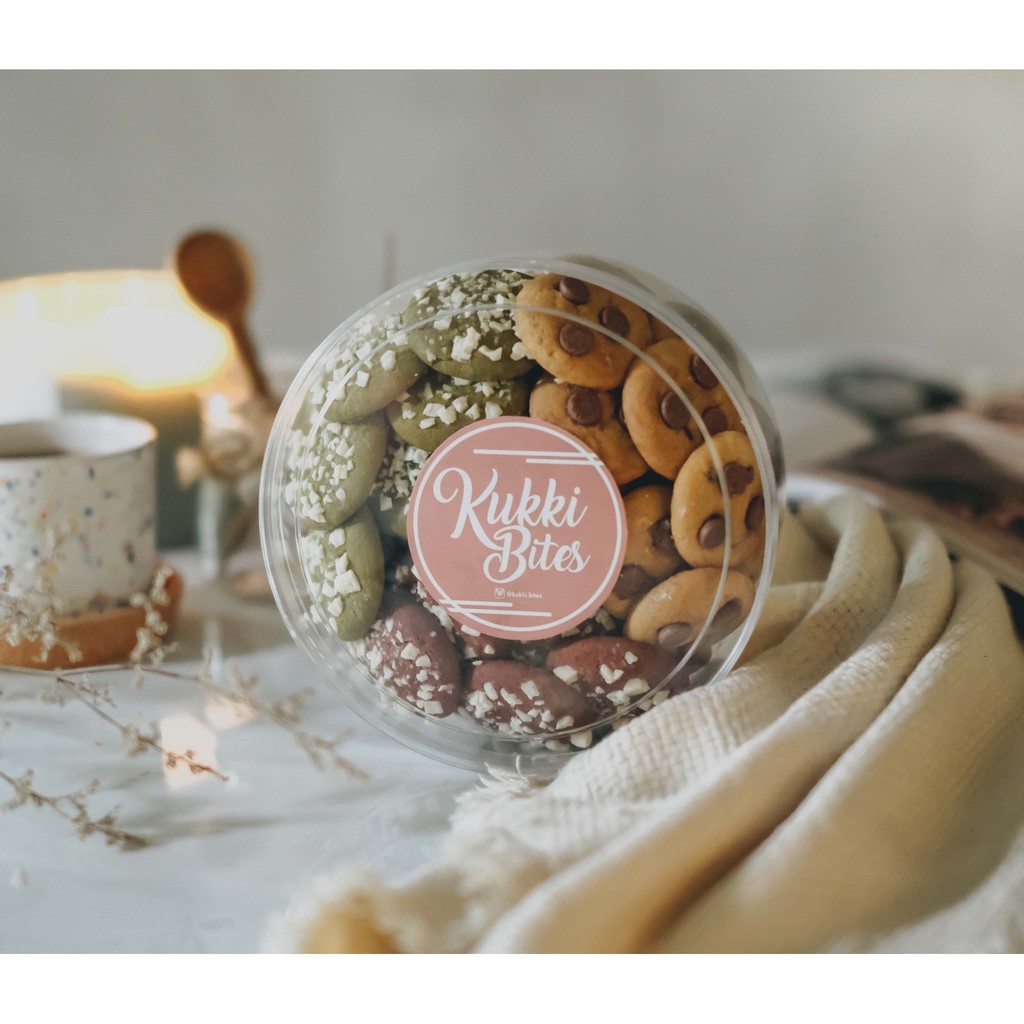 

Regular Hamper Kue Toples Lebaran Soft Cookies (Chocolate chip / Red velvet / Greentea / Mix)