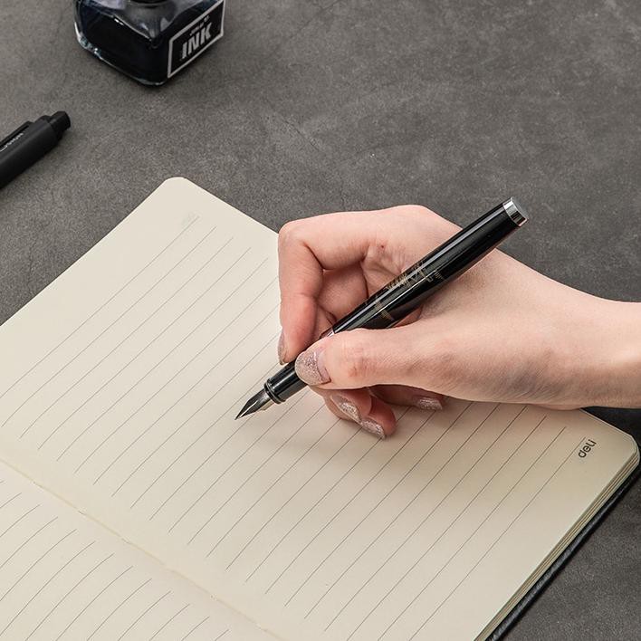 

KKI Deli Buku notebook cover kulit, didesain dengan selipan pulpen dan tali penutup Ready