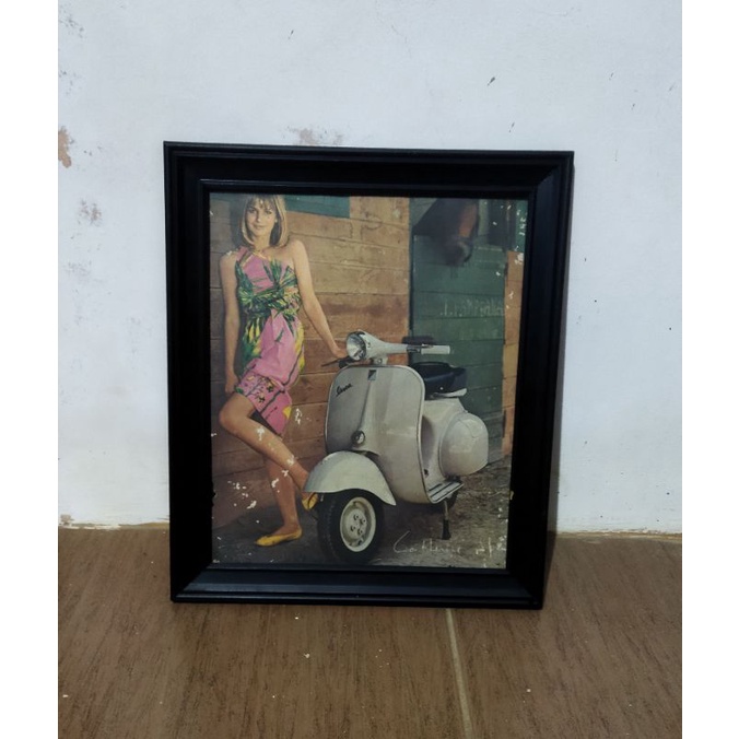 

foto vespa kalender tua tahun 63 sudah di bingkai panjang 35 lebar 30