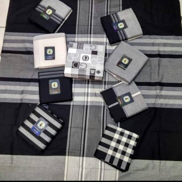 Gajah Duduk Black White