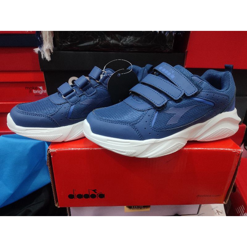 Sepatu anak diadora