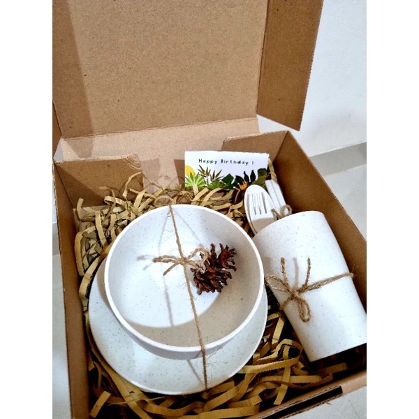 

Hampers Alat Makan Jerami Unik