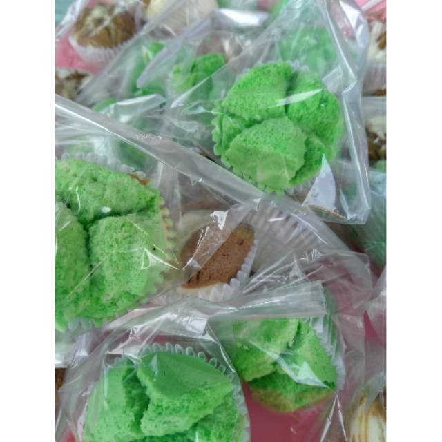 

Bolu Mekar kukus pandan dan coklat.