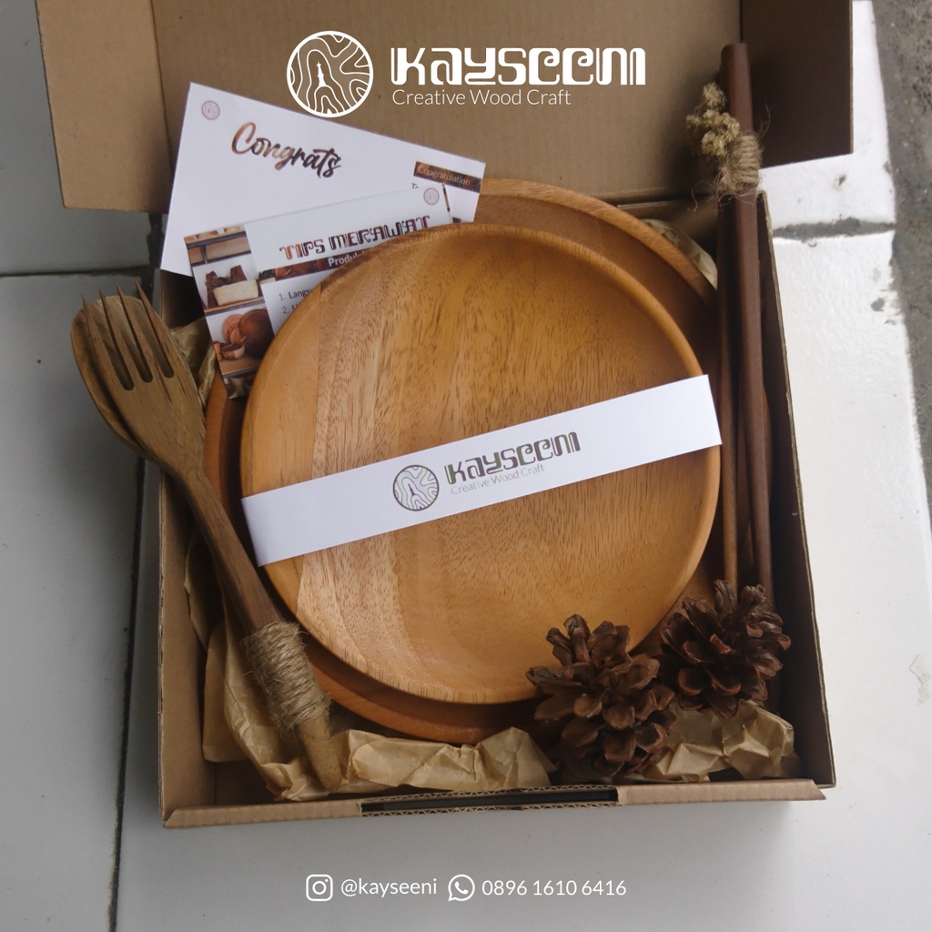 

KAYSEENI HAMPERS BEBARENGAN | KADO PERNIKAHAN/WEDDING | WISUDA/GRADUATION | ULANG TAHUN/BIRTHDAY | EXCLUSIVE GIFT BOX | SOUVENIR | LEBARAN | ANNIVERSARY | HAMPERS KAYU