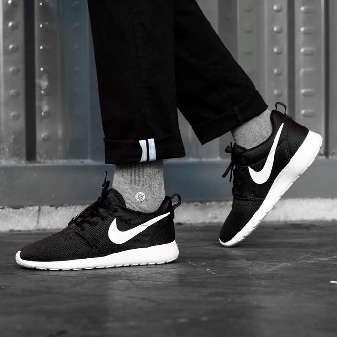 roshe run black nike