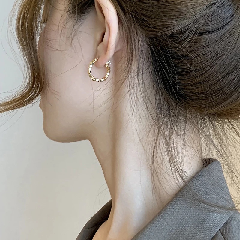 Anting Hoop Bentuk Bola Bahan Metal Warna Emas Dan Silver Gaya Vintage